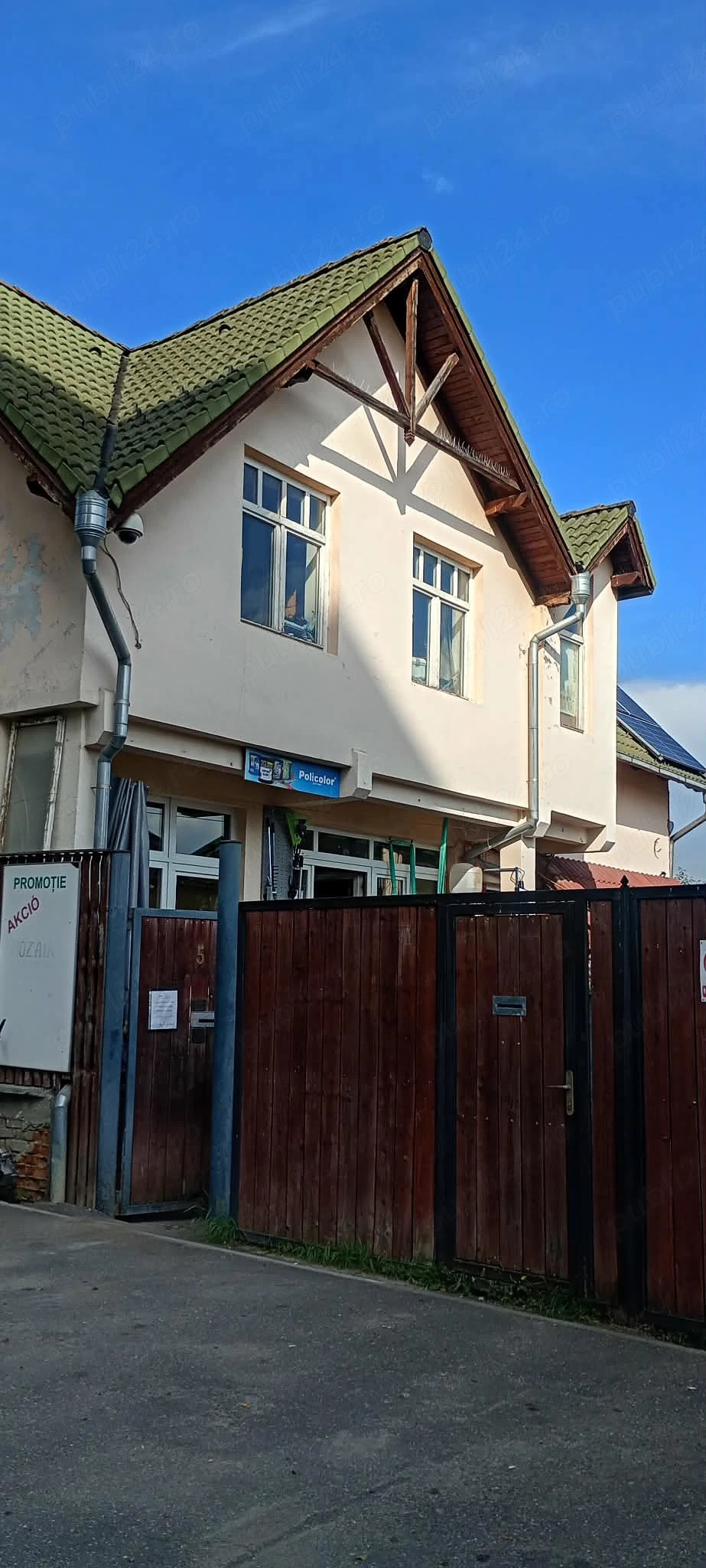 Casa de vânzare cu spatiu comercial.