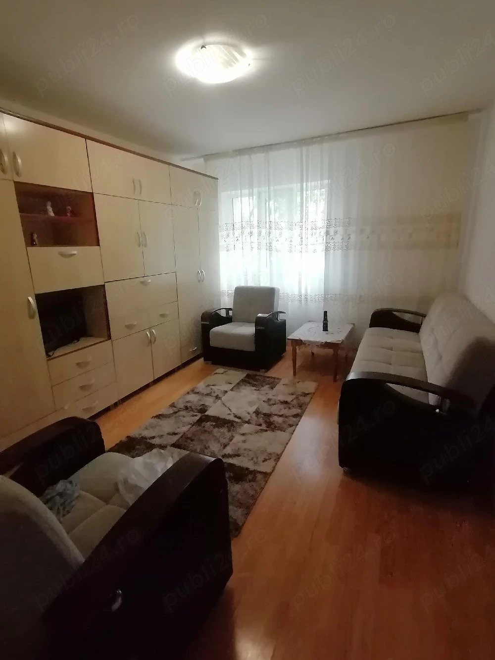 Închiriez garsoniera 