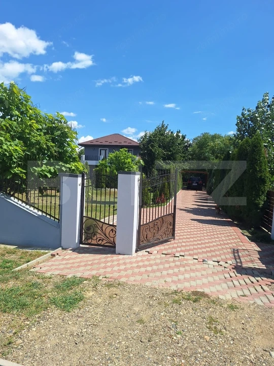 Casa 4 camere, 200 mp util, 1300 mp teren in proprietate, Sculeni