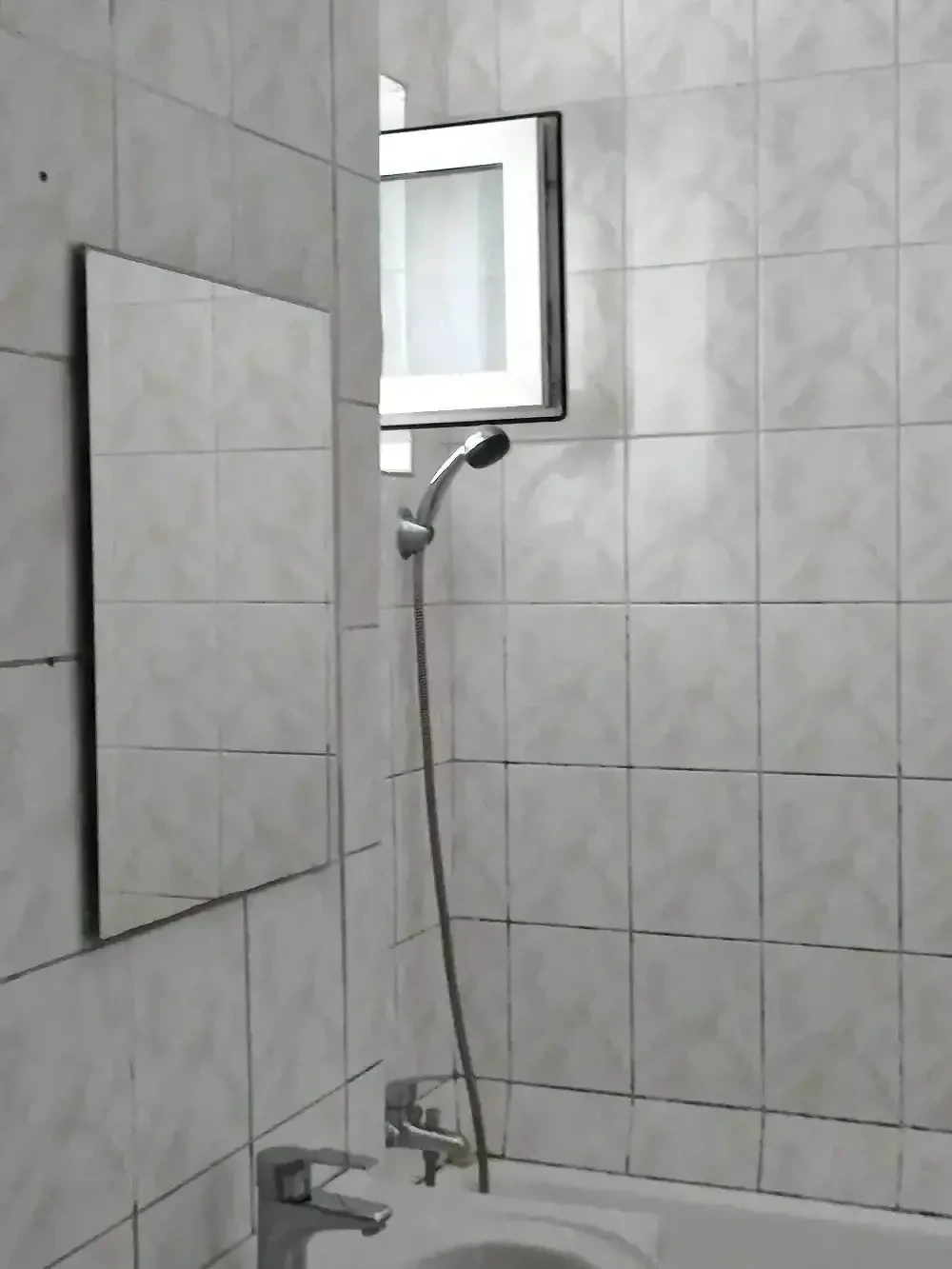 particular vând apartament cu doua camere 
