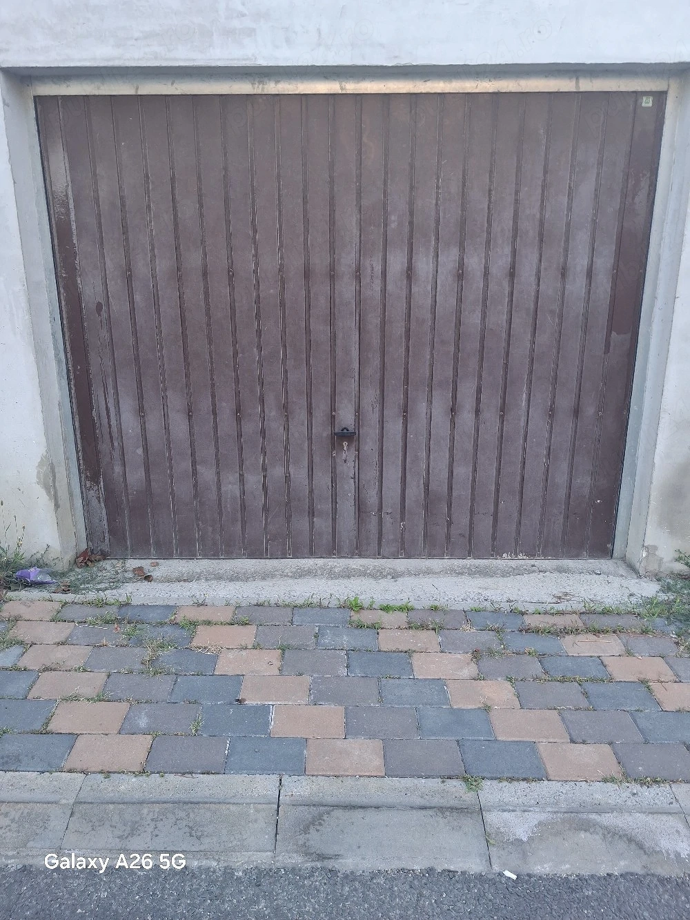 Închiriez garaj 
