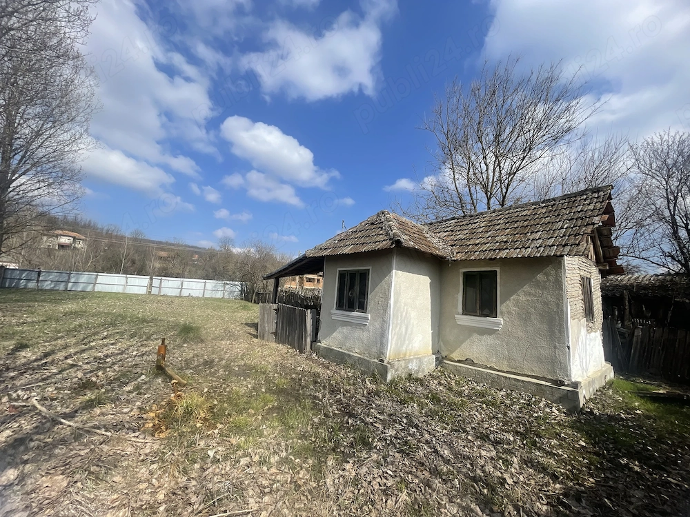 Vând casă+Teren 1000 mp 