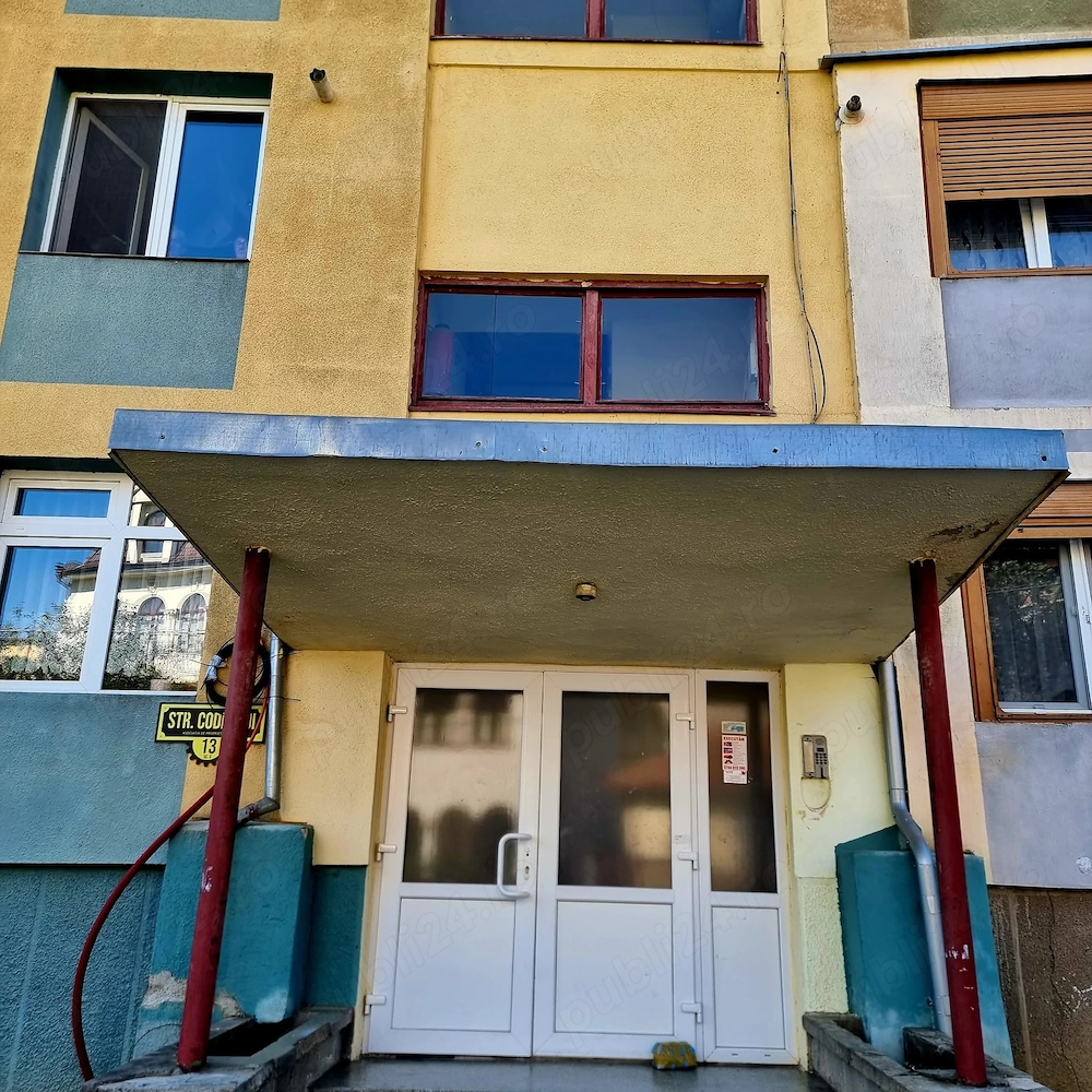 Proprietar, vand apartament 3 camere in Resita si garaj, separat
