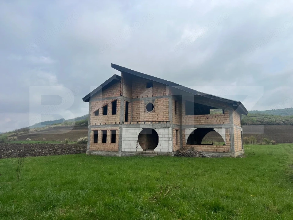 Casă la roșu de vânzare, 260 mp, zona Sântana de Mureș