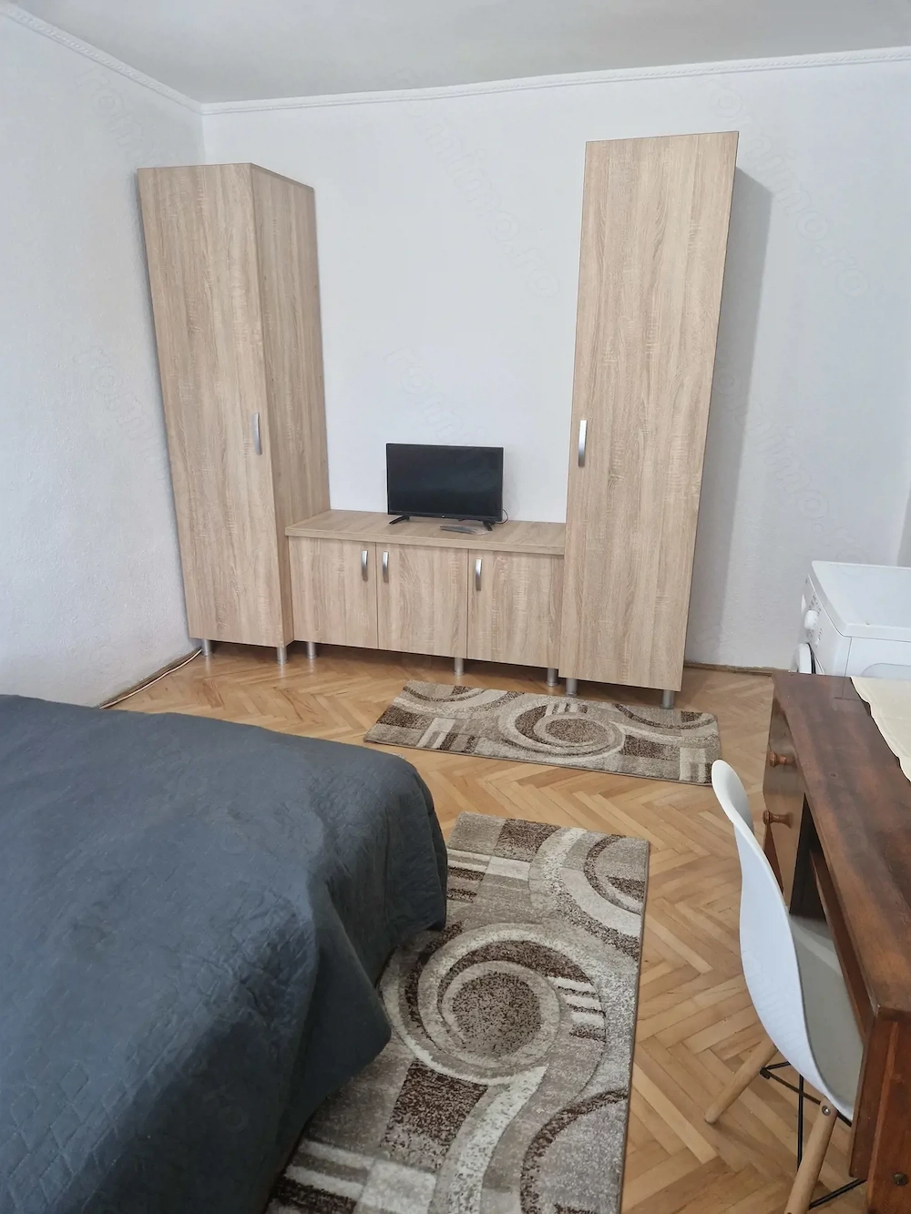 Închiriez garsonieră 