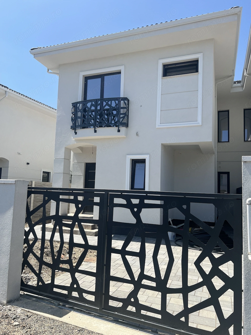 Jumătate de duplex premium, 120 mp utili, teren 256 mp, garaj și 3 dor