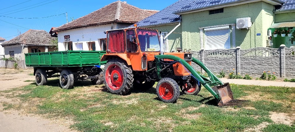 U650 cu incarcator frontal si remorca 5t