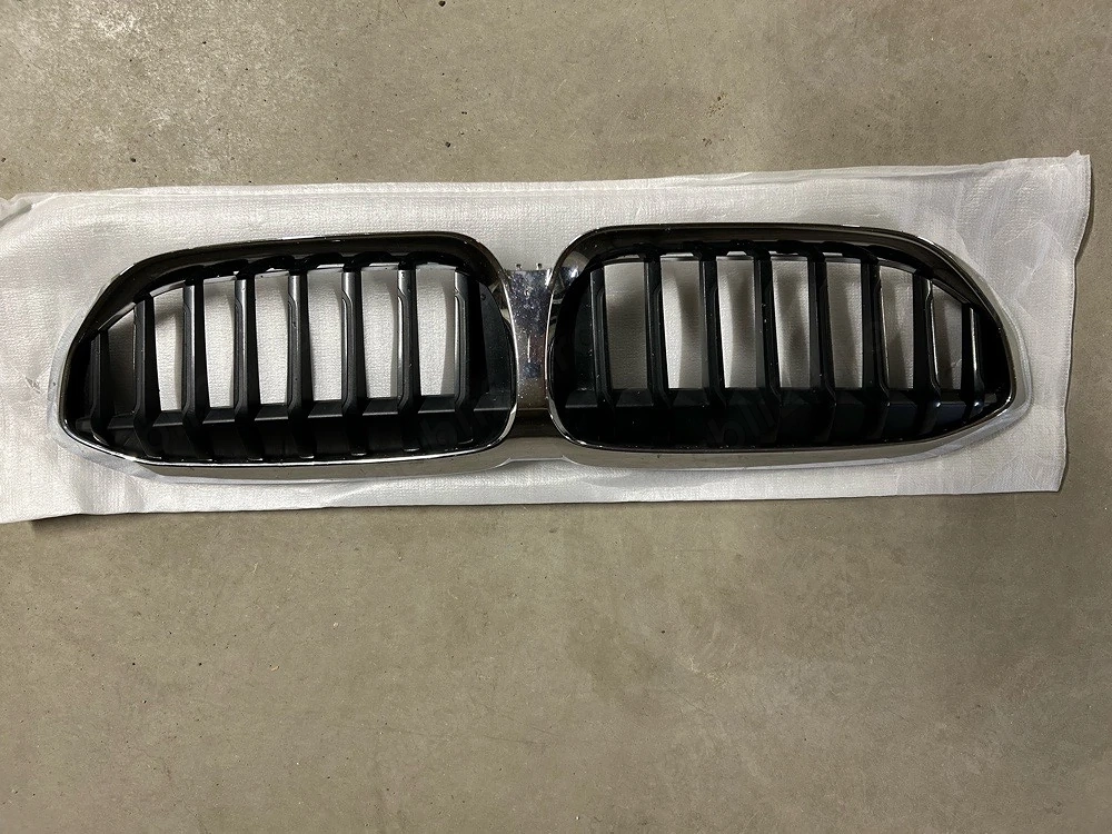 Vând grila BMW g20 originala