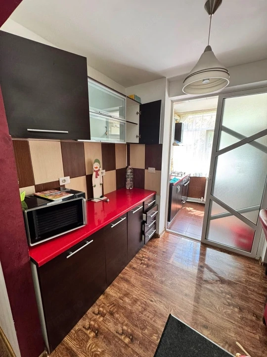 VEST- APARTAMENT 2 CAMERE DECOMANDAT  ,CENTRALA GAZ, ETAJ 2