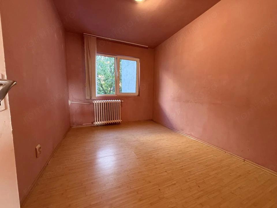 Apartament 3 camere, etaj 2, semidecomandat - Piata Doina