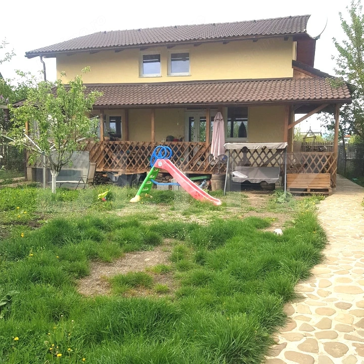 Casă deosebită din lemn masiv de stejar, 125 mp utili, teren 700 mp, Bod