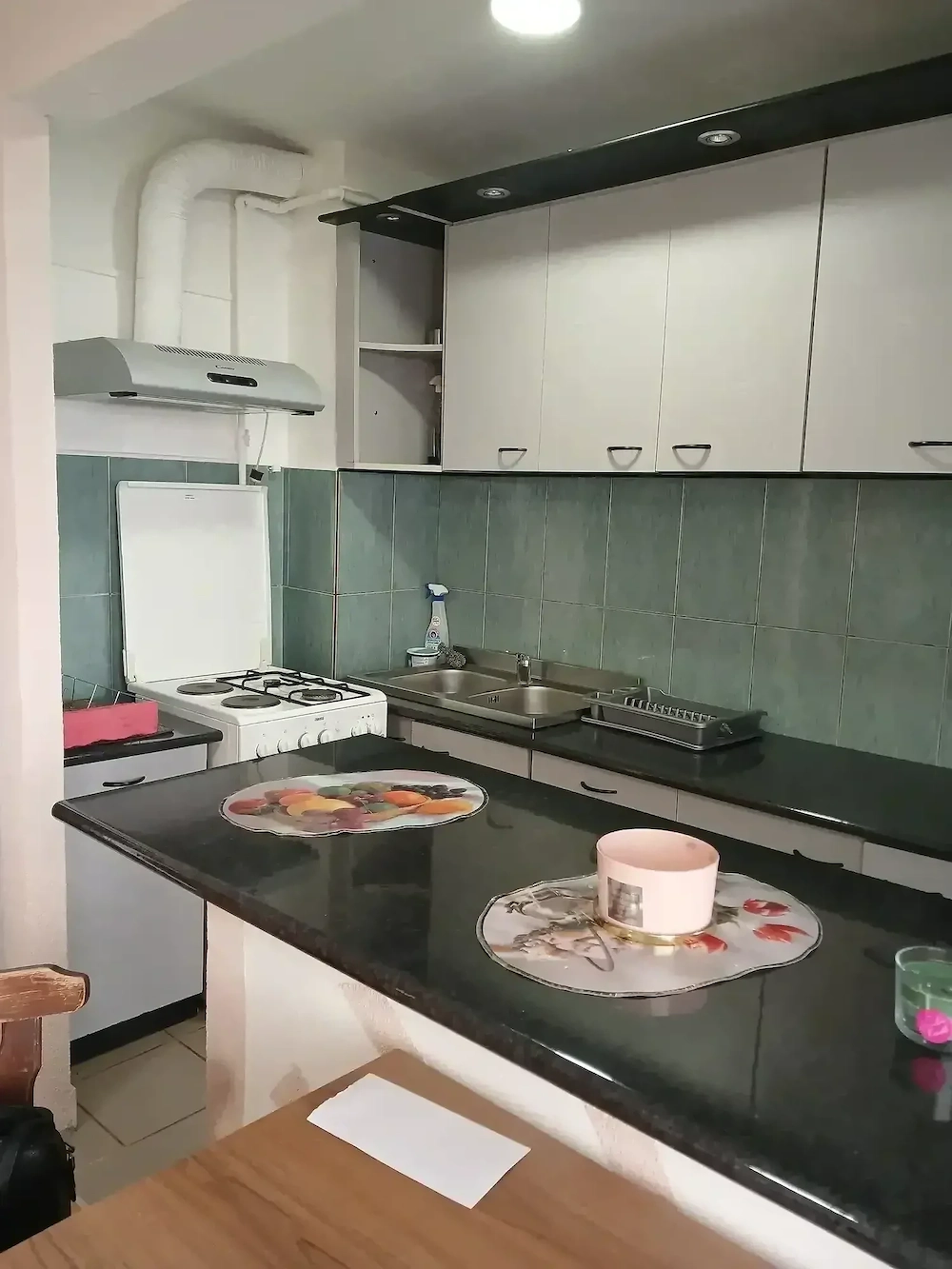Zona Semiluna, 2 camere decomandat etajul 4 din 10-cu lift, mobilat si utilat
