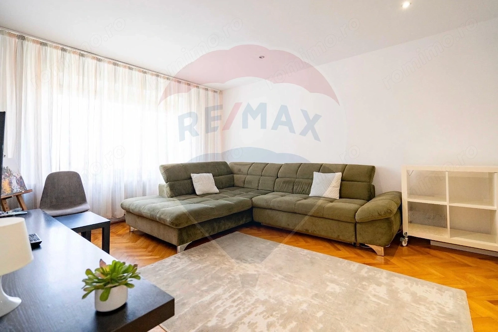 Apartament cu 4 camere de vânzare în zona Decebal