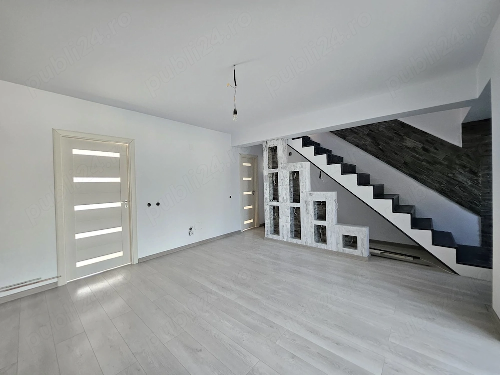 Oferta vanzare parte din duplex P+M Pitesti, 138000 EURO