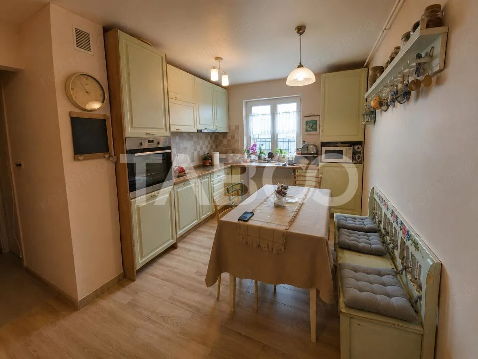 Apartament 3 camere de vanzare mobilat in Manastur zona Negoiu etaj 3