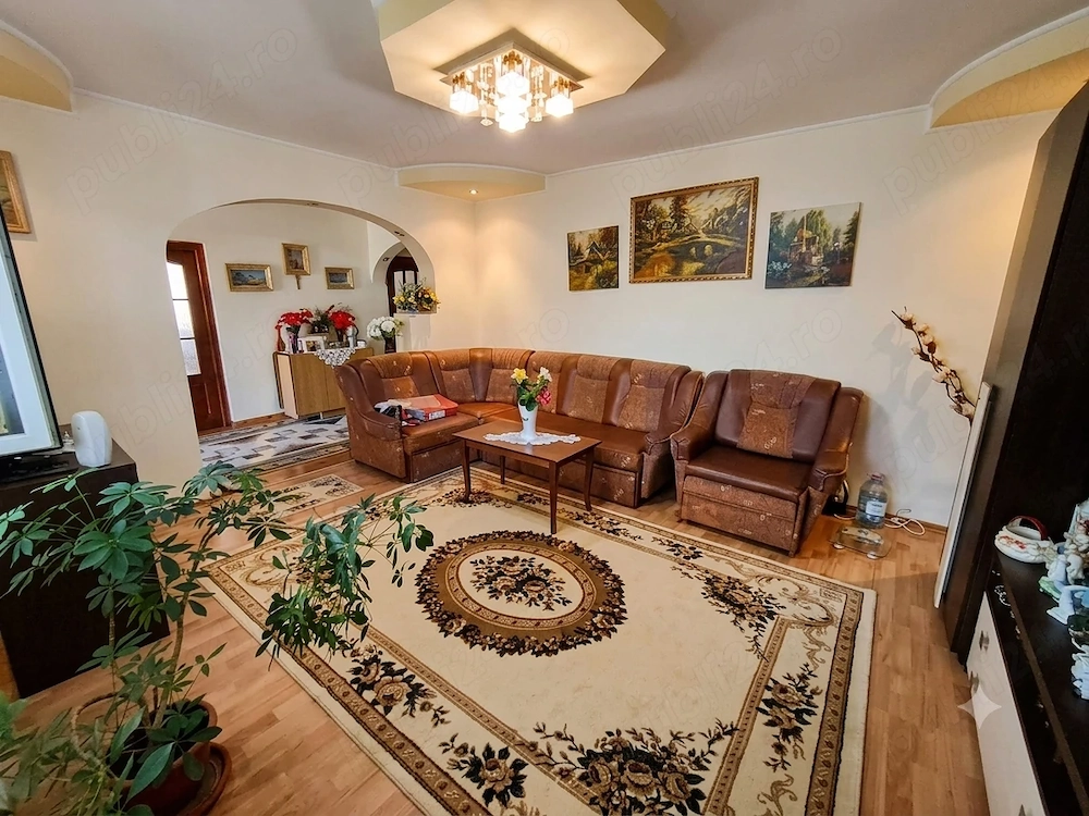 De vânzare: Casă spațioasă 220 mp, teren 700 mp   Ideală și pentru două familii