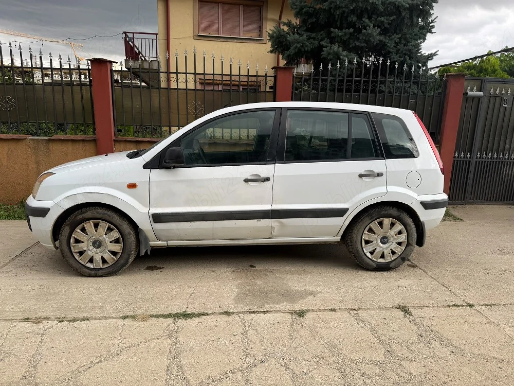 vand Ford an 2009 pret 5000  roni