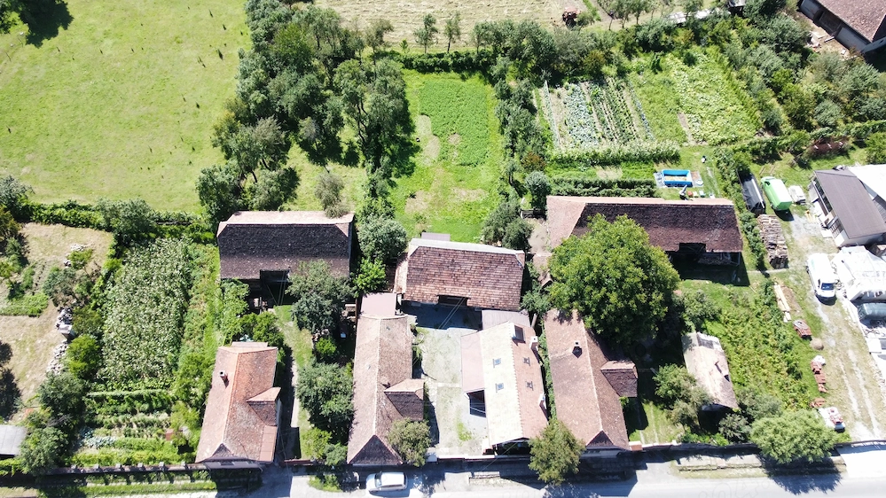 De vânzare 2 case complet renovate, la doar 3 km de Sovata!