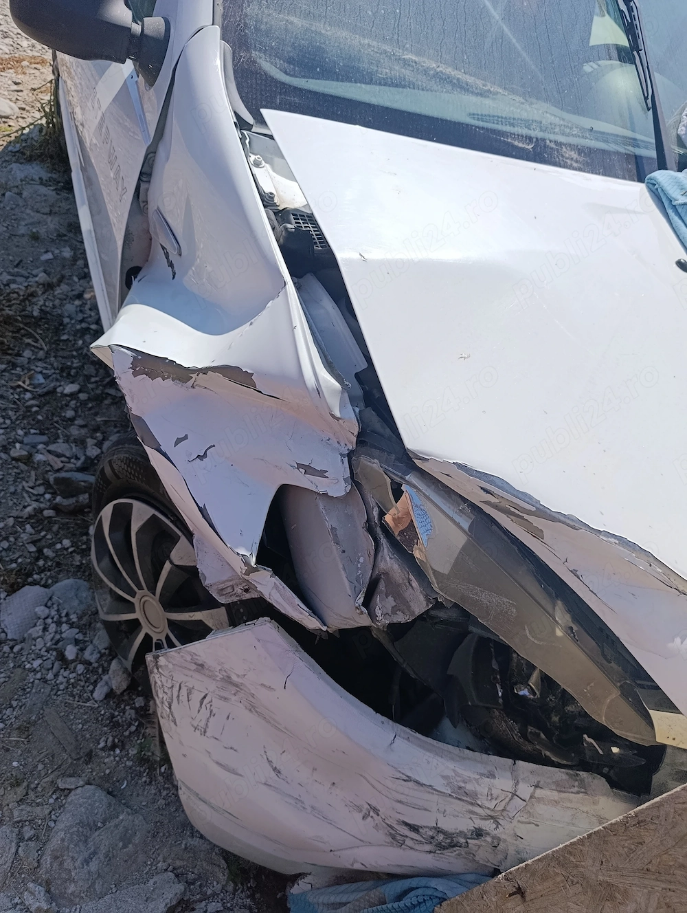 Dacia Sandero lovită 