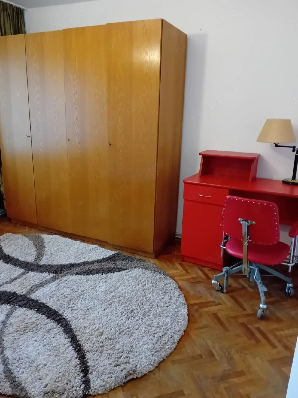Dau în chirie apartament 3 camere 