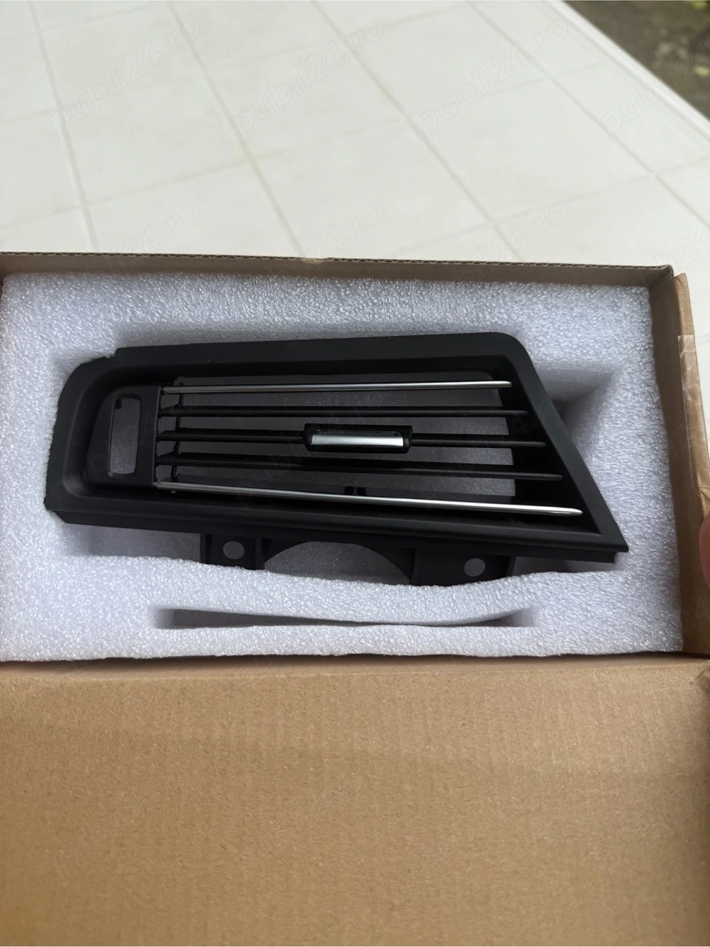 Grilă Ventilație Aer Bord Stanga (Pasager) BMW Seria 5 F10 F11 (Volan Dreapta / RHD) – NOUĂ