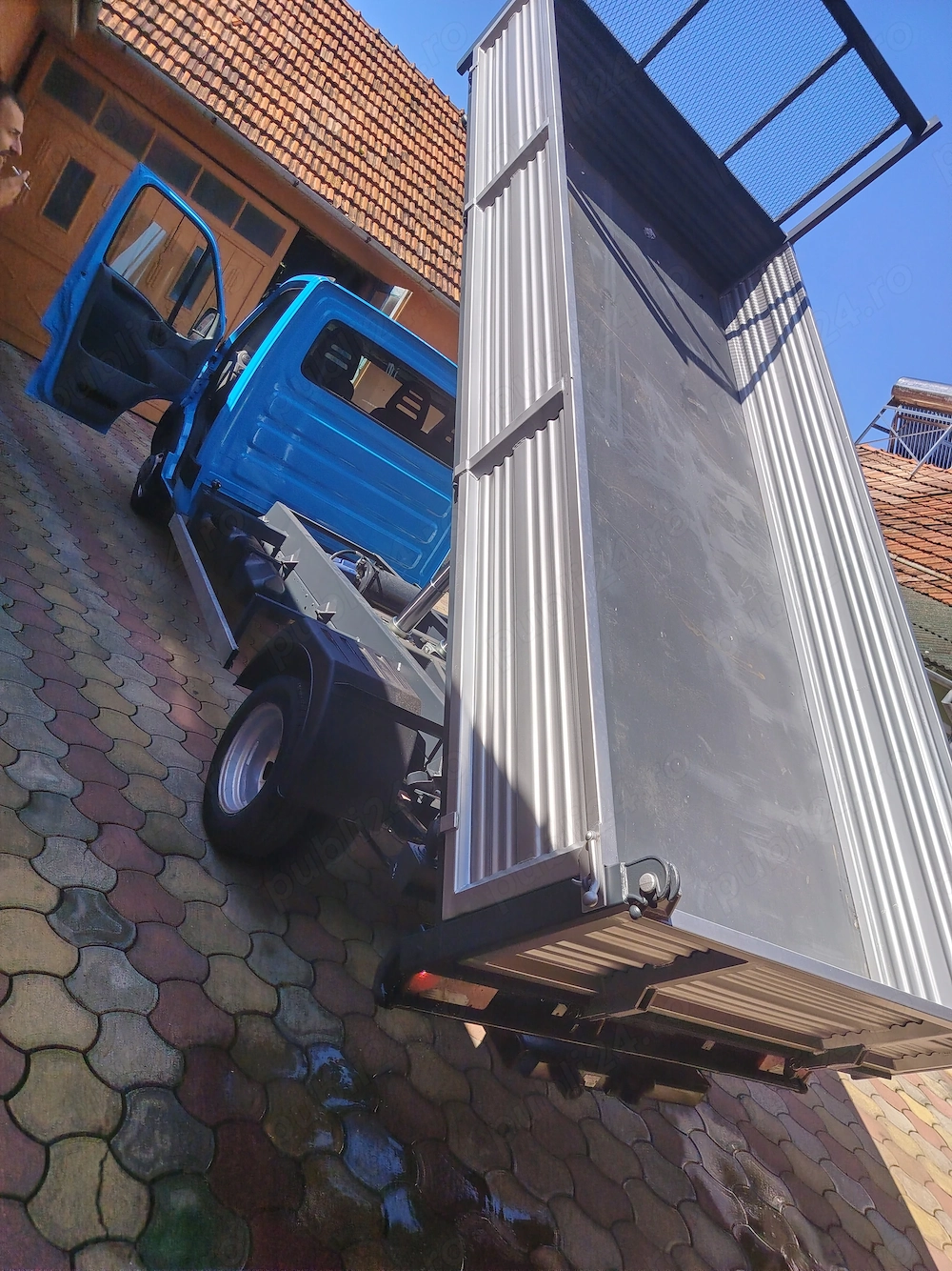 Ofer transport cu mașină basculabilă pe 3 părți de 3,5 t. 