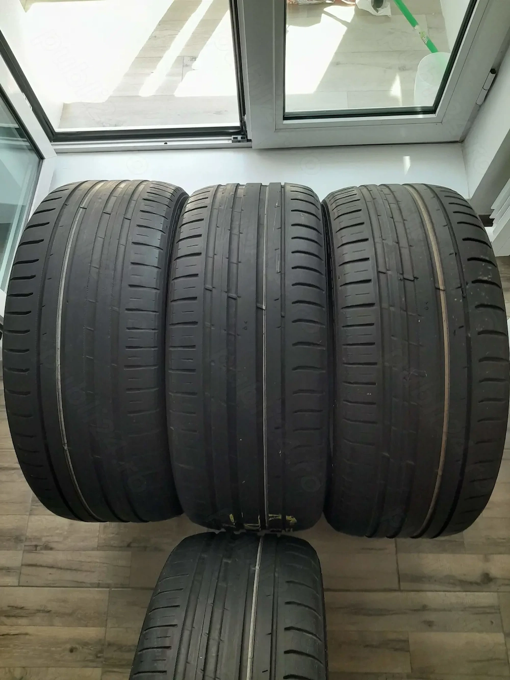 Vand 4 anvelope Nokian TYRES.        255  45  R20