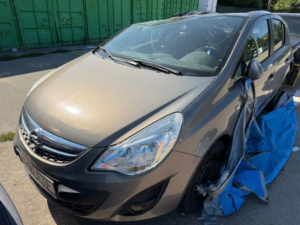 Opel Corsa 1.4 Benzina avariat (copact cazut peste ea)