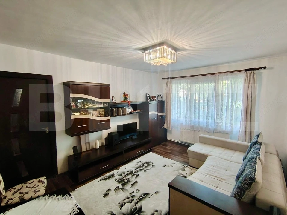 Apartament cu 2 camere 42 mp, semidecomandat, cu loc de parcare