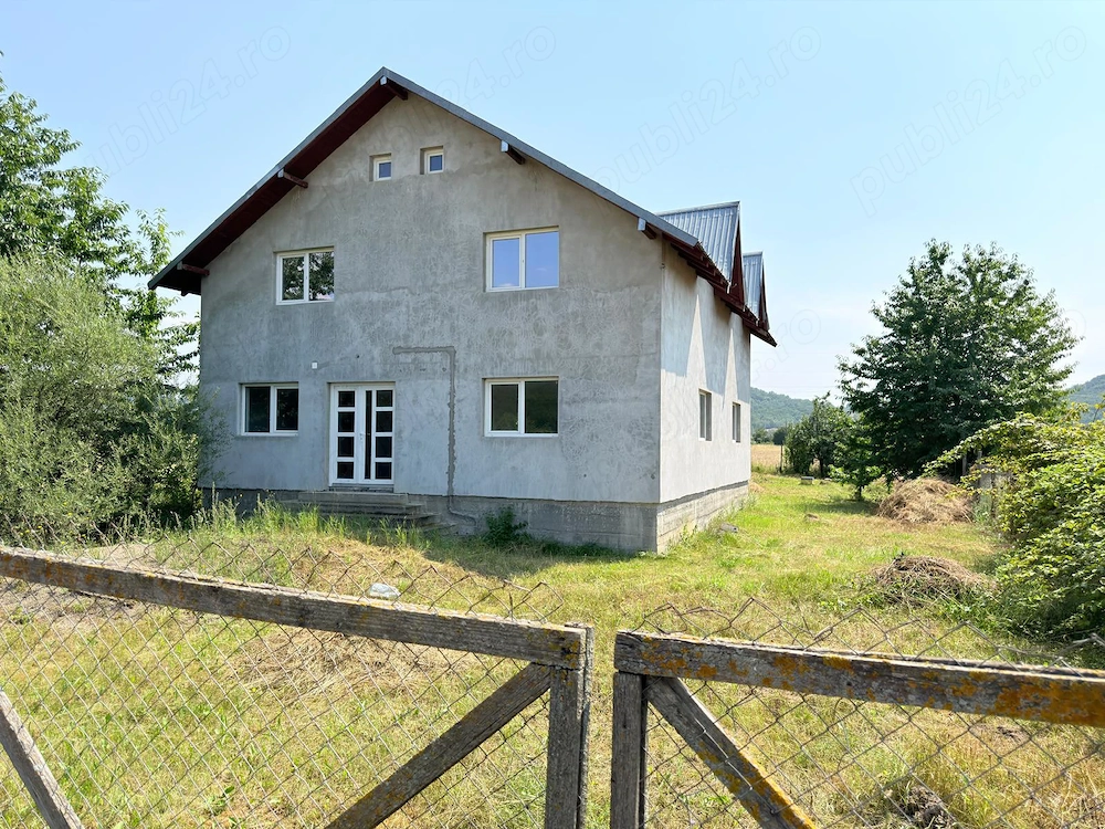 Vand casa 180 mp cu 2 terenuri de 5500 mp