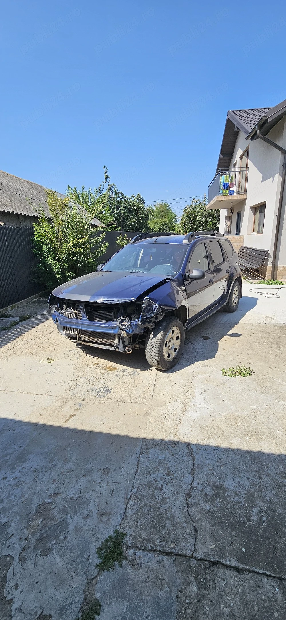 Vând Dacia Duster avariat față