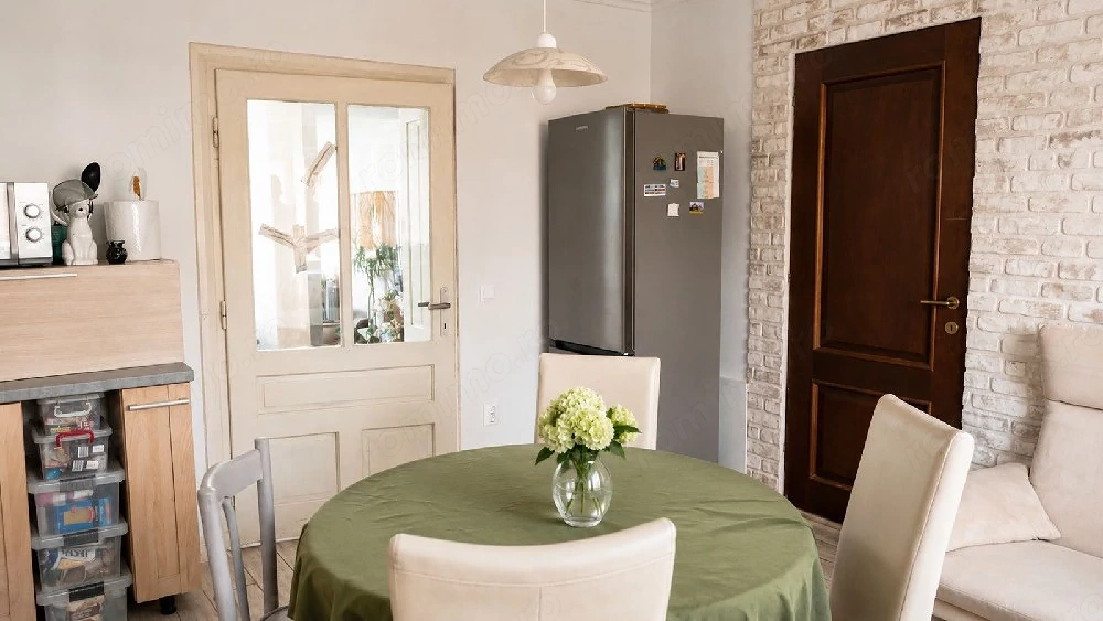 vand casa la tara si in rate eventual chirie