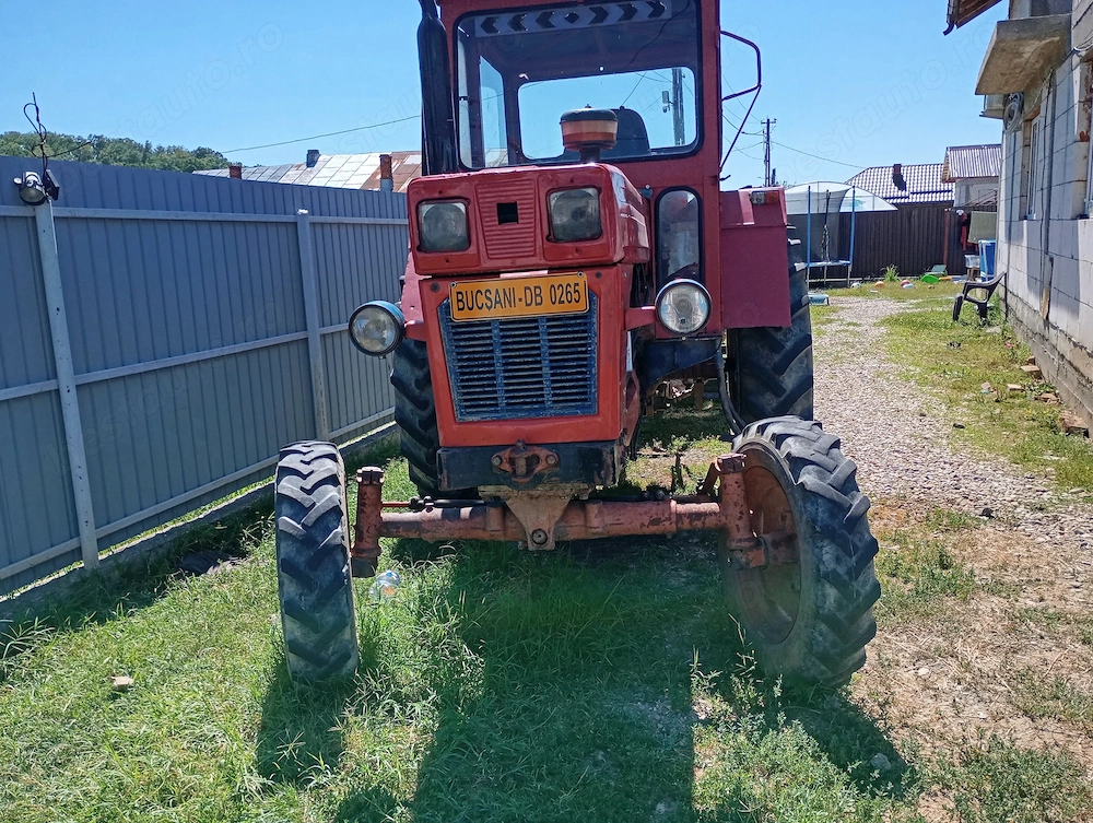 Tractorul universal 650 și remorca basculabila 