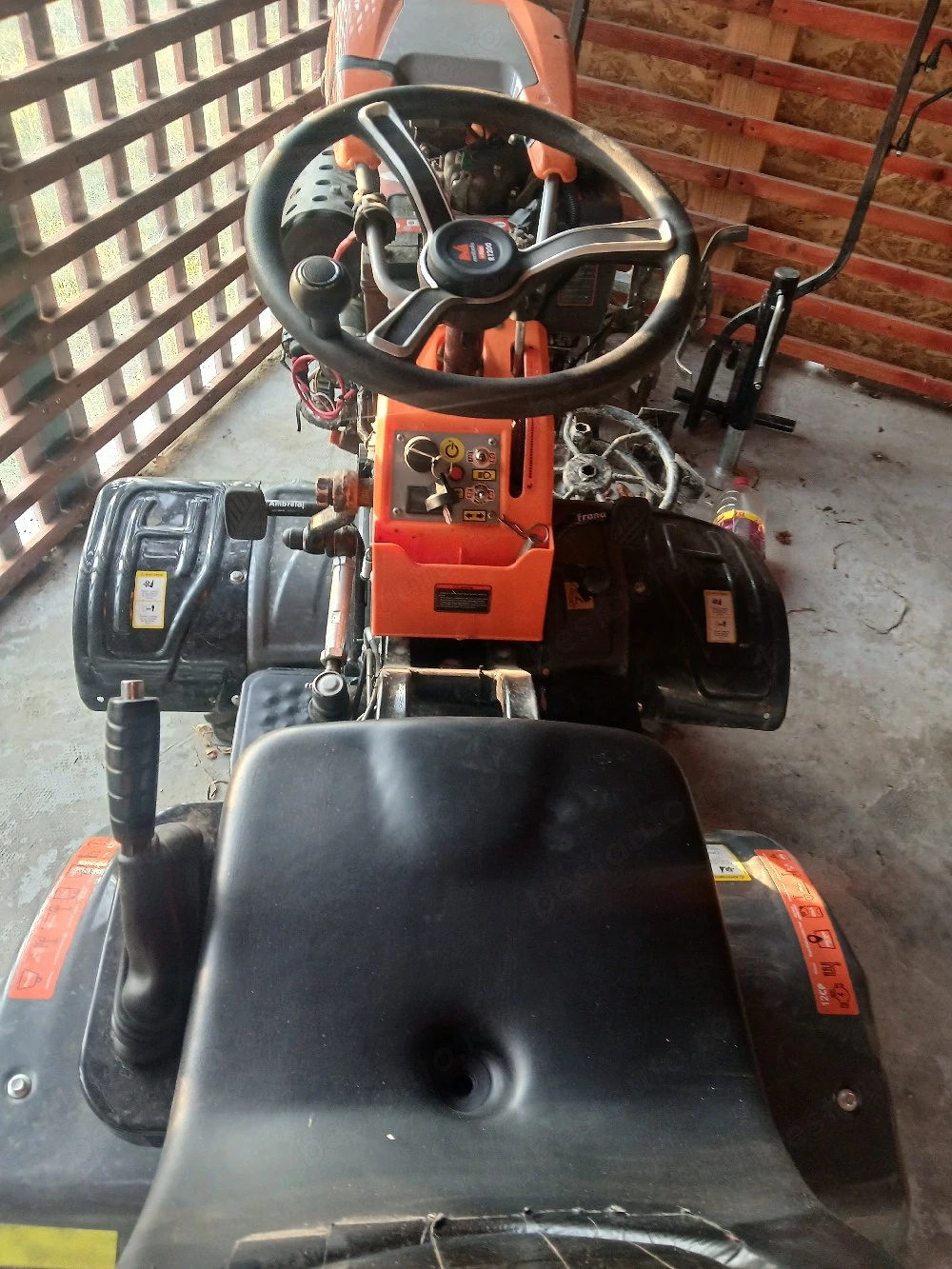 vând tractoraș