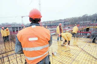 Angajam muncitori in constructii