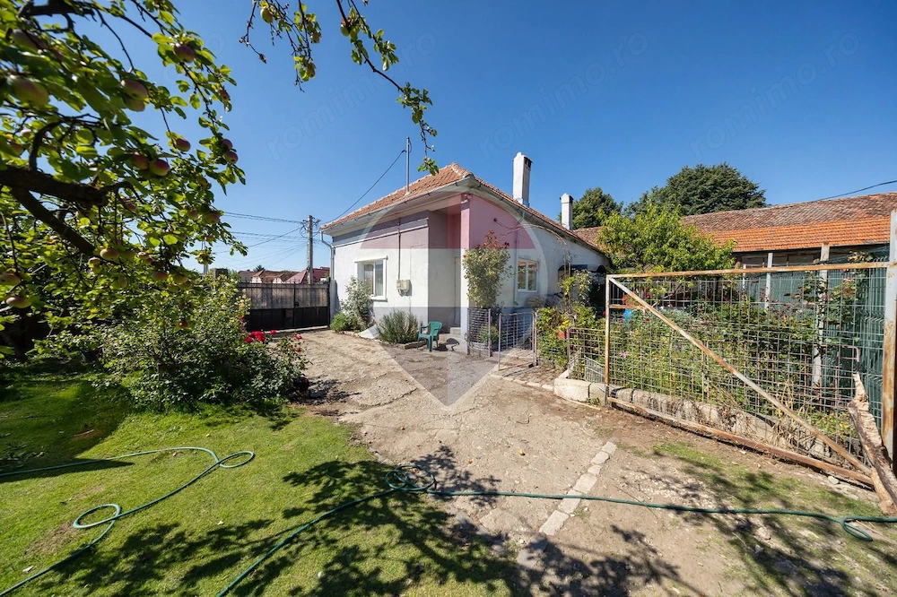 Casa cu potențial rar în Săcele: 2 corpuri și teren de 1.048 mp