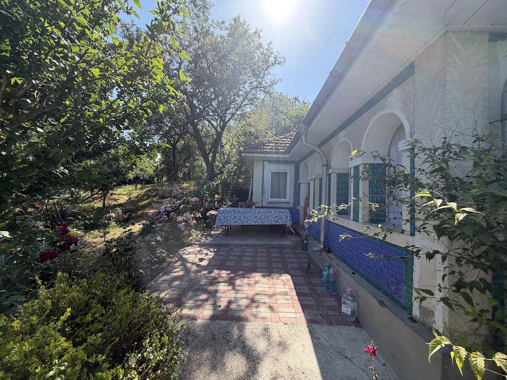 Casa cu gradina frumoasa la tara