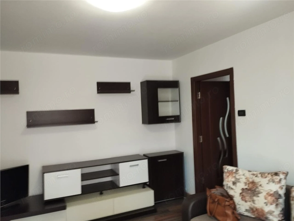 2 camere semidecomandate, Centru