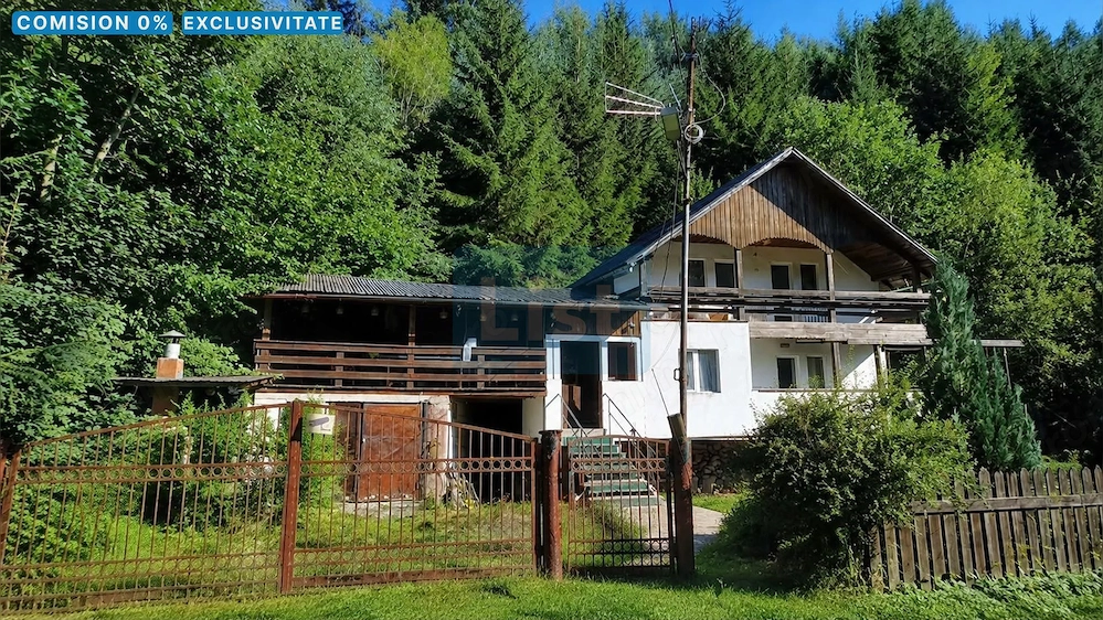 Vilă exclusivă cu ciubăr la munte Teren 8573 mp Cabană 136 mp  Vama