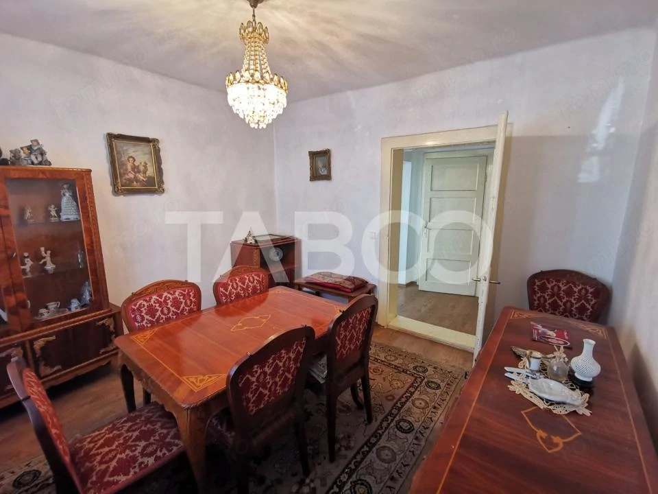 Casa cu 2 camere decomandate 335 mp teren in zona Parcul Tineretului