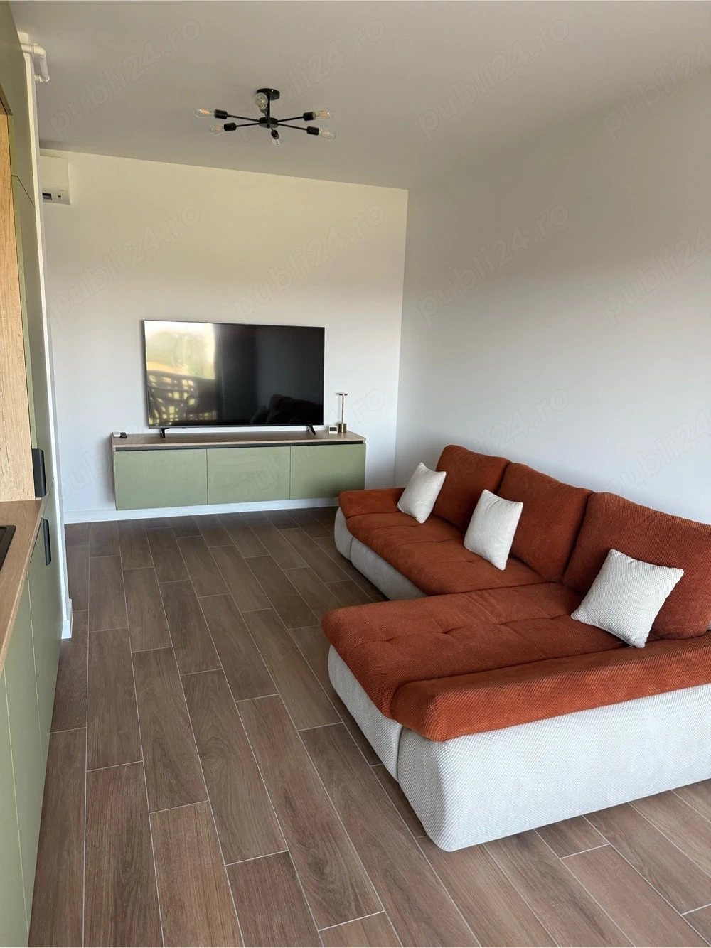 Proprietar - inchiriez ap. 2 camere, piscina privata, centrala proprie, AC, loc de parcare privat