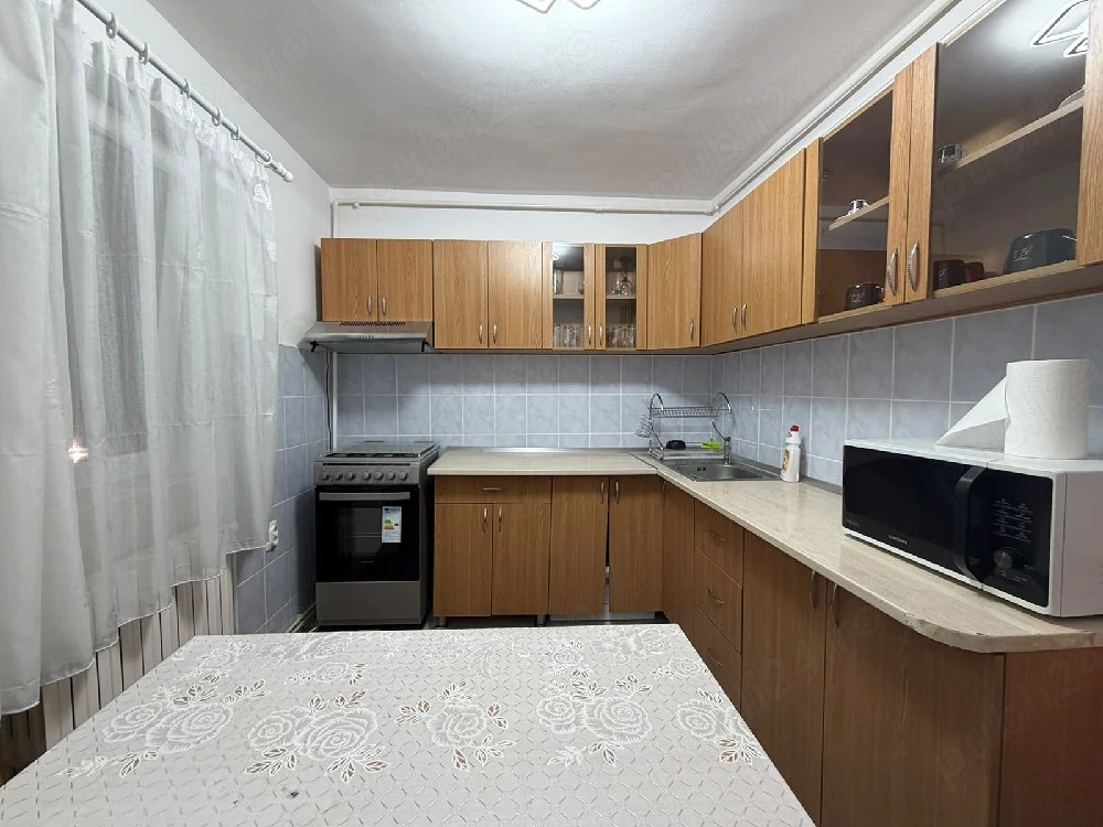 inchiriez apartament in sebes 