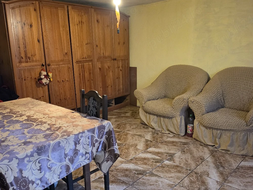 Vand casa la curte foarte aproape de pitesi