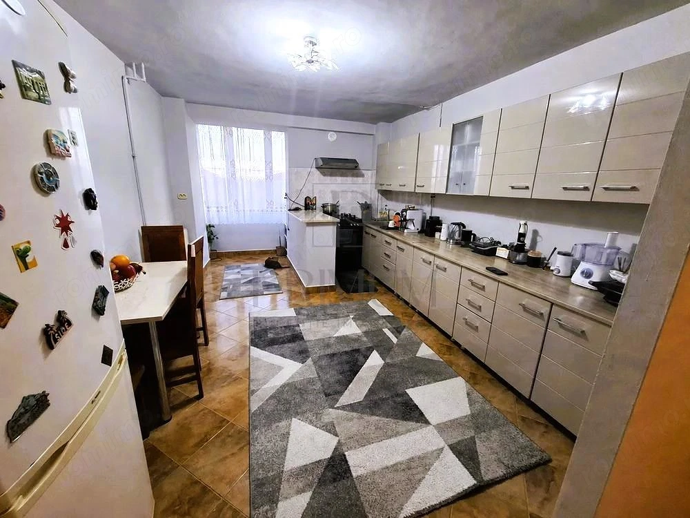MIRCEA CEL BATRAN - 4 CAMERE - 2 BAI - ETAJ 3 - DECOMANDAT - SPATIOS