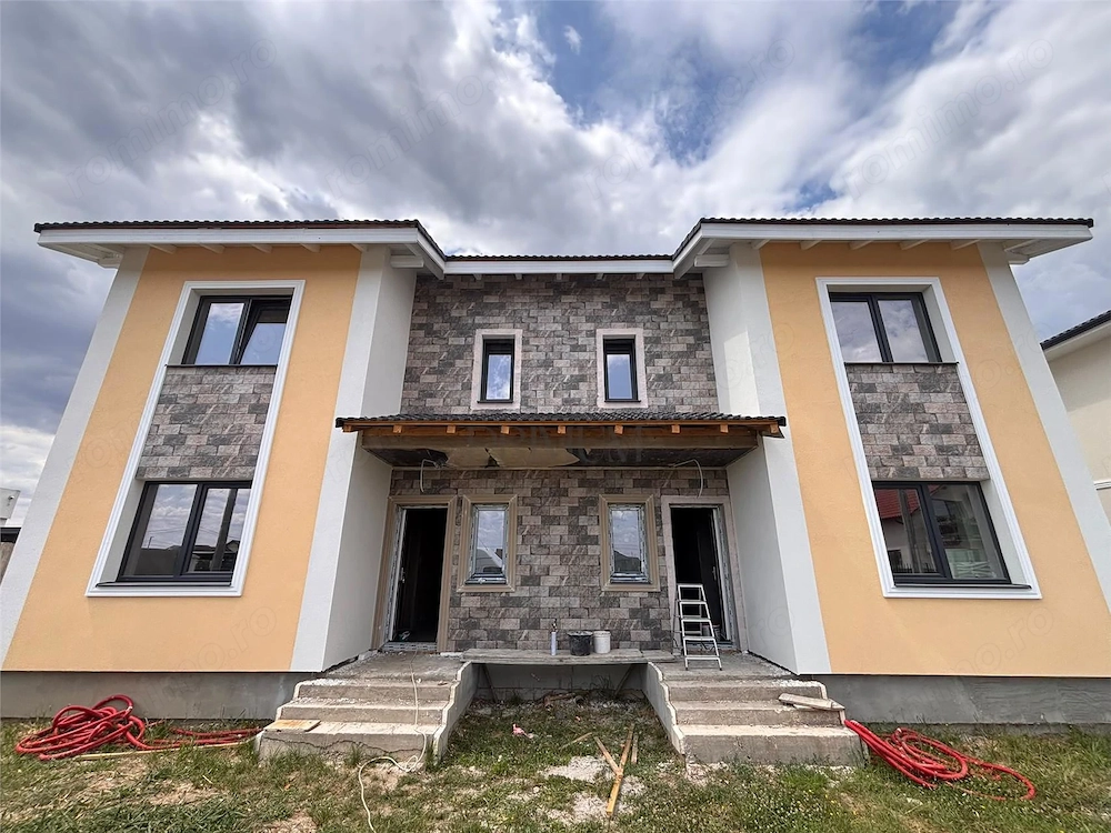 DUPLEX SPATIOS , MOSNITA NOUA, BUCATRIE INCHISA, 125MP UTILI, 5 CAMERE.