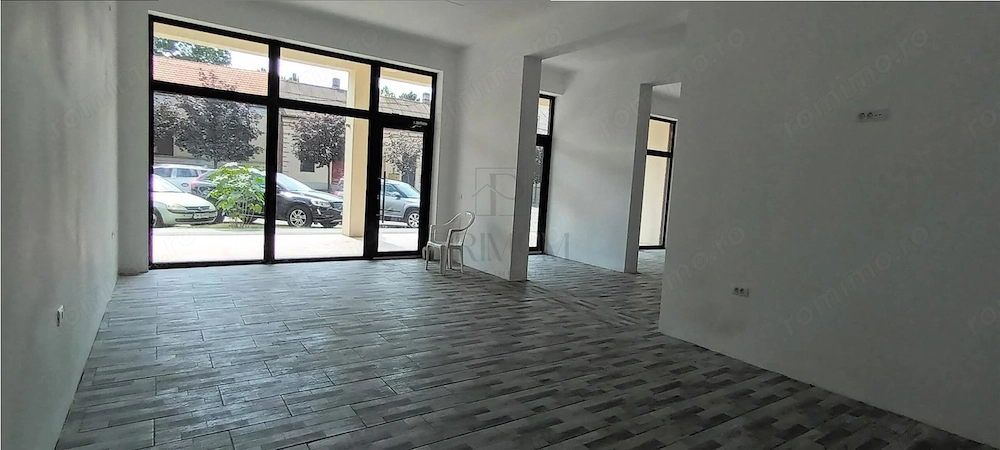 Spatiu Comercial cu 3 usi din sticla si vitrine mari - Elisabetin