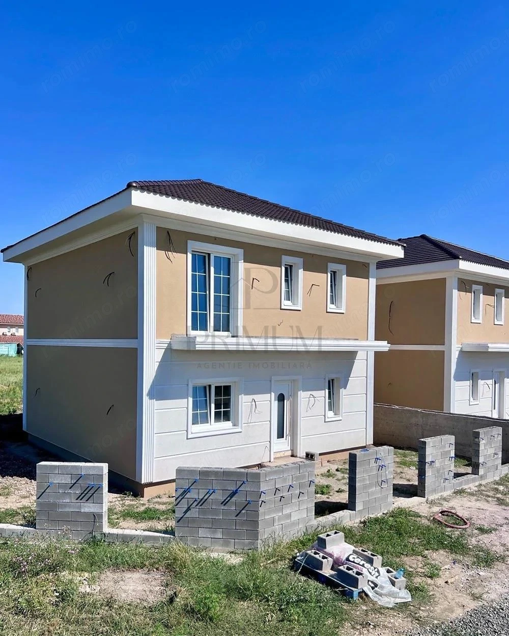 Casa individuala - despartita prin terasa - 4 benzi - zona excelenta - toate utilitatile