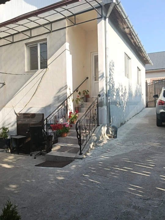 Casă cu 3 camere și grădină, aproape de centrul orașului Câmpeni