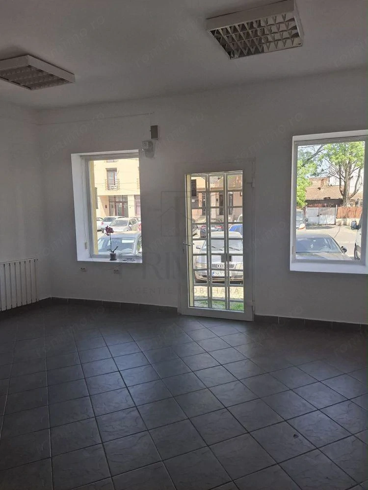 SPATIU COMERCIAL - 4 CAMERE - 3 GRUPURI SANITARE - CURTE - ZONA LINISTITA - CENTRALA PROPRIE - TRIFA