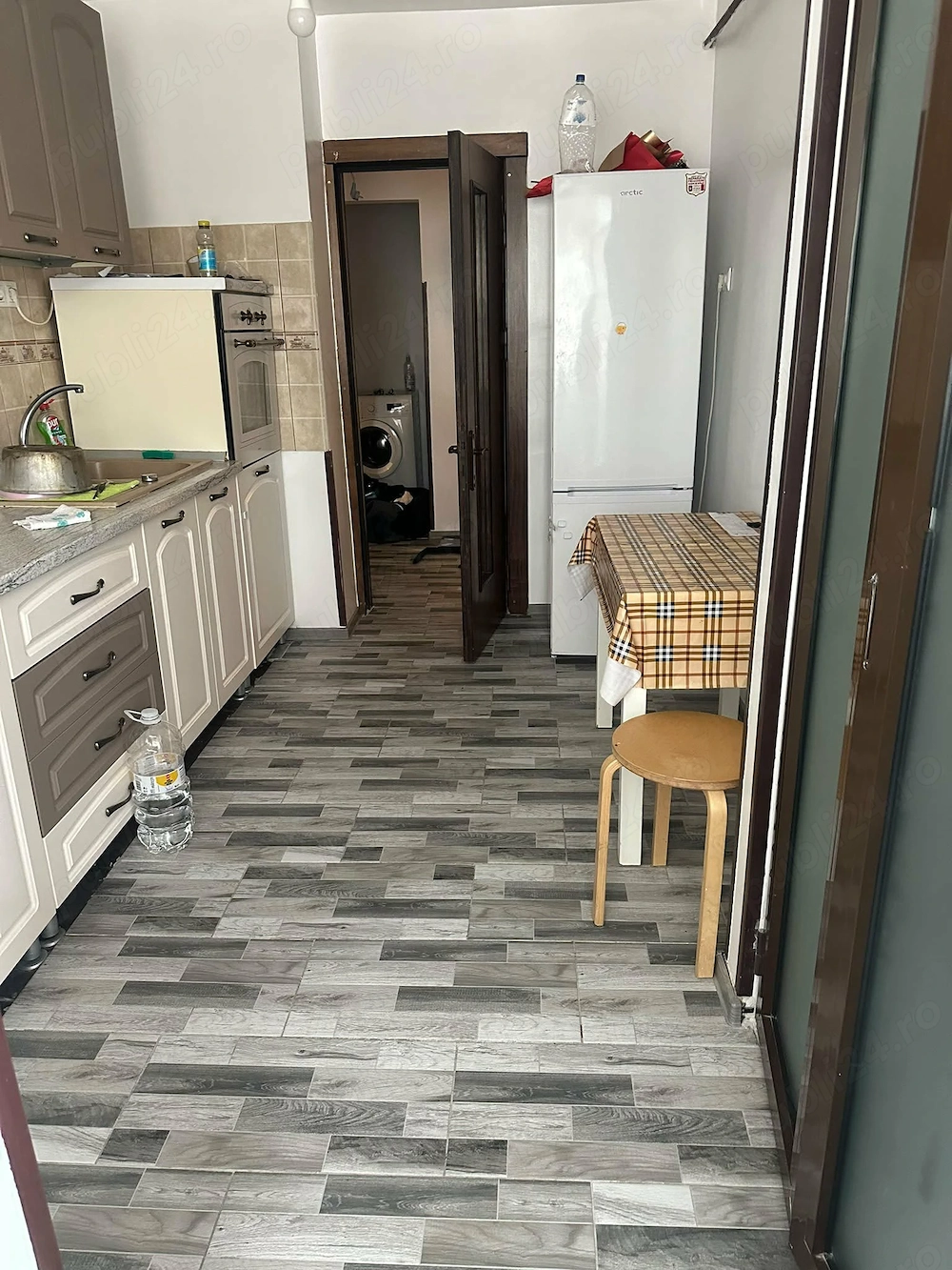 Inchiriez apartament doar pe termen lung